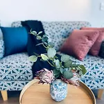Brand New Luxury Studio Queen Street View