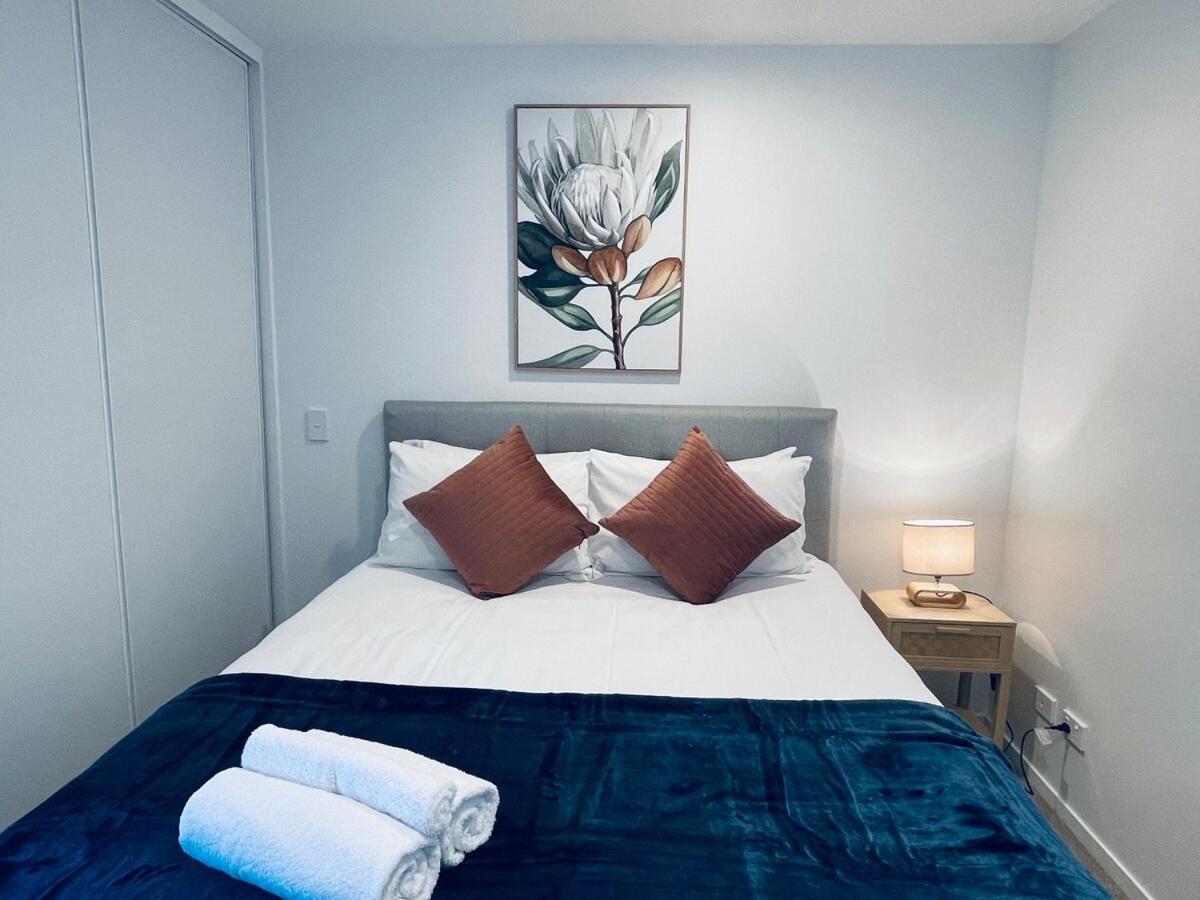 Brand New Luxury Queen Street View Apartment *
