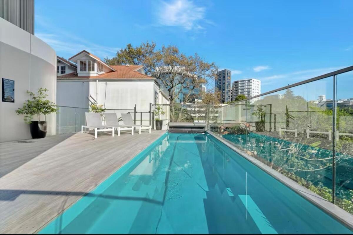 Brand New Luxury Queen Street View