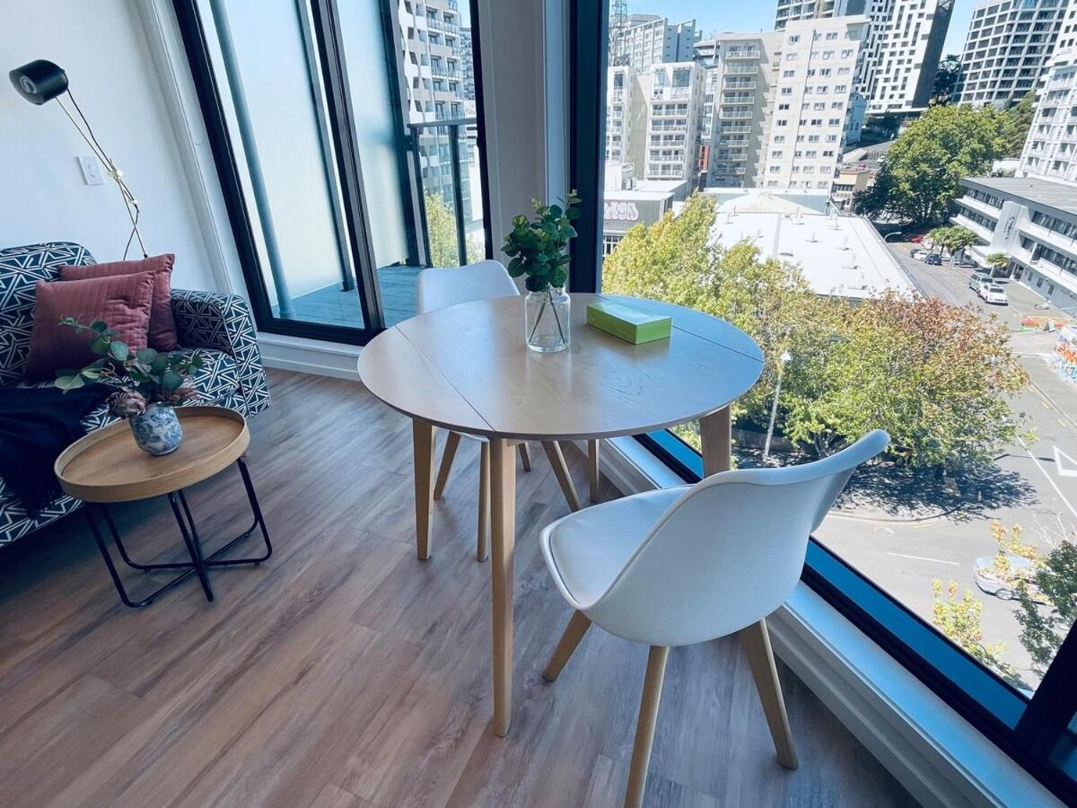 Brand New Luxury Queen Street View Apartment *